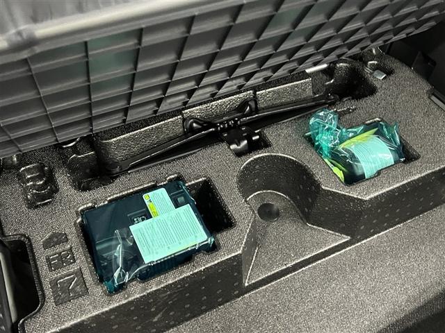 ハリアーハイブリッド Ｚ　レザーパッケージ　バックモニター　全周囲カメラ　ドライブレコーダー　Ｔ－Ｃｏｎｎｅｃｔナビ　フルセグ　メディアプレイヤー接続　本革シート　パワーシート　純正アルミホイール　スマートキ－　イモビライザー　ＥＴＣ　ＬＥＤ（18枚目）