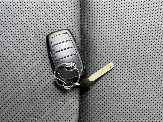 ハリアーハイブリッド Ｚ　レザーパッケージ　バックモニター　全周囲カメラ　ドライブレコーダー　Ｔ－Ｃｏｎｎｅｃｔナビ　フルセグ　メディアプレイヤー接続　本革シート　パワーシート　純正アルミホイール　スマートキ－　イモビライザー　ＥＴＣ　ＬＥＤ（31枚目）