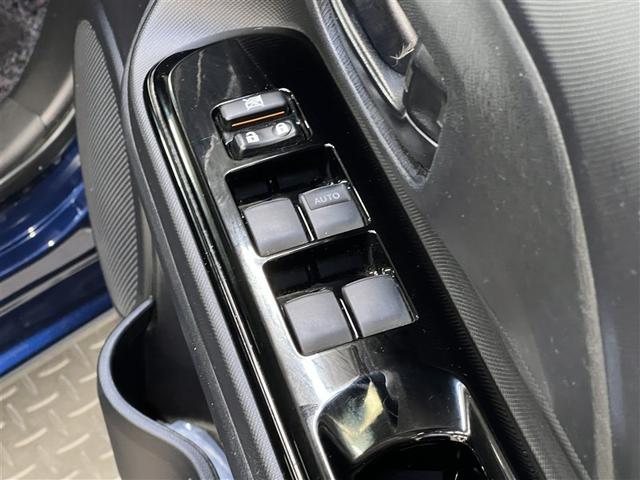 【パワーウィンドウ集中スイッチ】運転席のパワーウィンドスイッチ位置には運転以外の窓の開閉・ロック機能も付いています