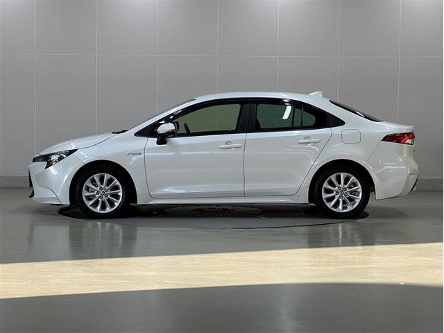 カローラ ハイブリッド　Ｓ　衝突被害軽減ブレーキ　ペダル踏み間違い急発進抑制装置　車線逸脱警報　デュアル＋サイドエアバッグ　横滑防止装置　バックモニター　先進ライト　ＬＥＤヘッドランプ　純正アルミホイール　イモビライザー　ＥＴＣ（2枚目）