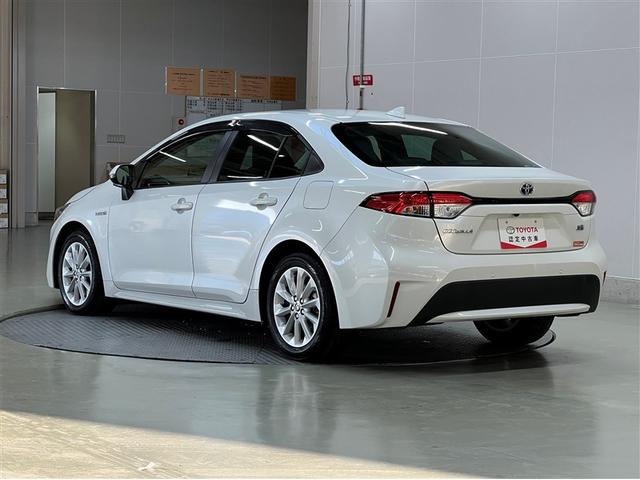 カローラ ハイブリッド　Ｓ　衝突被害軽減ブレーキ　ペダル踏み間違い急発進抑制装置　車線逸脱警報　デュアル＋サイドエアバッグ　横滑防止装置　バックモニター　先進ライト　ＬＥＤヘッドランプ　純正アルミホイール　イモビライザー　ＥＴＣ（3枚目）