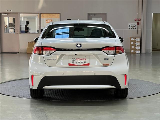 カローラ ハイブリッド　Ｓ　衝突被害軽減ブレーキ　ペダル踏み間違い急発進抑制装置　車線逸脱警報　デュアル＋サイドエアバッグ　横滑防止装置　バックモニター　先進ライト　ＬＥＤヘッドランプ　純正アルミホイール　イモビライザー　ＥＴＣ（4枚目）