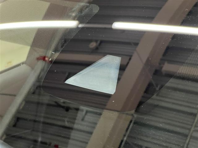 カローラ ハイブリッド　Ｓ　衝突被害軽減ブレーキ　ペダル踏み間違い急発進抑制装置　車線逸脱警報　デュアル＋サイドエアバッグ　横滑防止装置　バックモニター　先進ライト　ＬＥＤヘッドランプ　純正アルミホイール　イモビライザー　ＥＴＣ（7枚目）