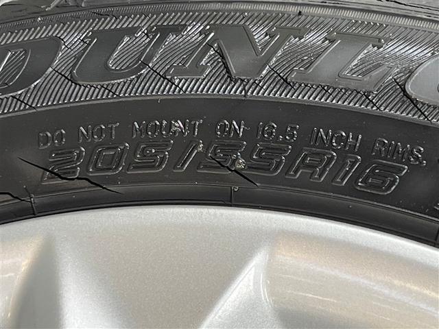 カローラ ハイブリッド　Ｓ　衝突被害軽減ブレーキ　ペダル踏み間違い急発進抑制装置　車線逸脱警報　デュアル＋サイドエアバッグ　横滑防止装置　バックモニター　先進ライト　ＬＥＤヘッドランプ　純正アルミホイール　イモビライザー　ＥＴＣ（9枚目）