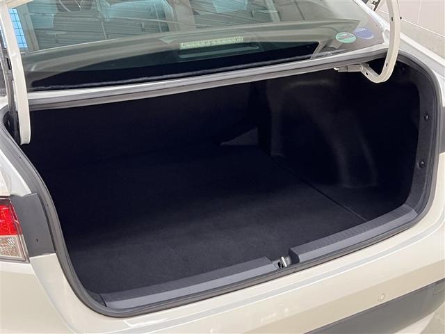 カローラ ハイブリッド　Ｓ　衝突被害軽減ブレーキ　ペダル踏み間違い急発進抑制装置　車線逸脱警報　デュアル＋サイドエアバッグ　横滑防止装置　バックモニター　先進ライト　ＬＥＤヘッドランプ　純正アルミホイール　イモビライザー　ＥＴＣ（14枚目）