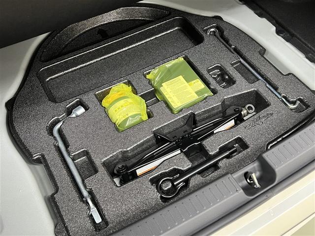 カローラ ハイブリッド　Ｓ　衝突被害軽減ブレーキ　ペダル踏み間違い急発進抑制装置　車線逸脱警報　デュアル＋サイドエアバッグ　横滑防止装置　バックモニター　先進ライト　ＬＥＤヘッドランプ　純正アルミホイール　イモビライザー　ＥＴＣ（15枚目）