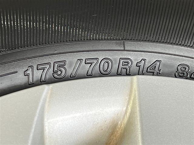 ヤリス Ｘ　衝突被害軽減ブレーキ　車線逸脱警報　デュアル＋サイドエアバッグ　横滑防止装置　先進ライト　キーレスエントリー　イモビライザー　ＡＢＳ　ディスプレイオーディオ　モケットシート　メディアプレイヤー接続（8枚目）