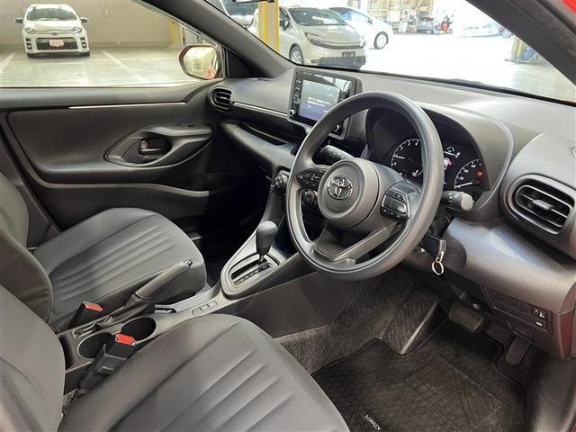 ヤリス Ｘ　衝突被害軽減ブレーキ　車線逸脱警報　デュアル＋サイドエアバッグ　横滑防止装置　先進ライト　キーレスエントリー　イモビライザー　ＡＢＳ　ディスプレイオーディオ　モケットシート　メディアプレイヤー接続（9枚目）