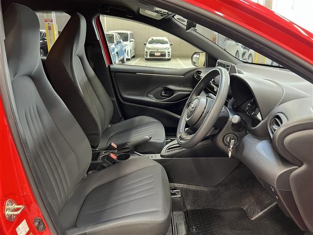 ヤリス Ｘ　衝突被害軽減ブレーキ　車線逸脱警報　デュアル＋サイドエアバッグ　横滑防止装置　先進ライト　キーレスエントリー　イモビライザー　ＡＢＳ　ディスプレイオーディオ　モケットシート　メディアプレイヤー接続（11枚目）