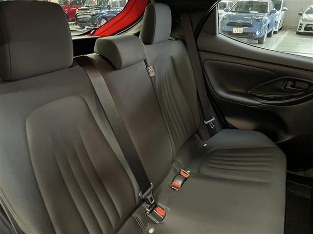 ヤリス Ｘ　衝突被害軽減ブレーキ　車線逸脱警報　デュアル＋サイドエアバッグ　横滑防止装置　先進ライト　キーレスエントリー　イモビライザー　ＡＢＳ　ディスプレイオーディオ　モケットシート　メディアプレイヤー接続（12枚目）