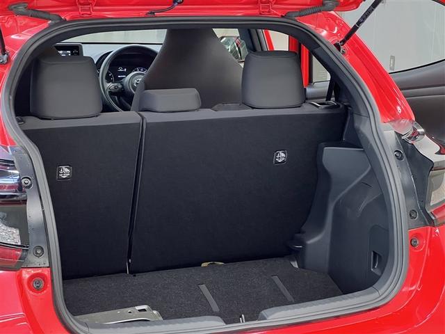 ヤリス Ｘ　衝突被害軽減ブレーキ　車線逸脱警報　デュアル＋サイドエアバッグ　横滑防止装置　先進ライト　キーレスエントリー　イモビライザー　ＡＢＳ　ディスプレイオーディオ　モケットシート　メディアプレイヤー接続（14枚目）