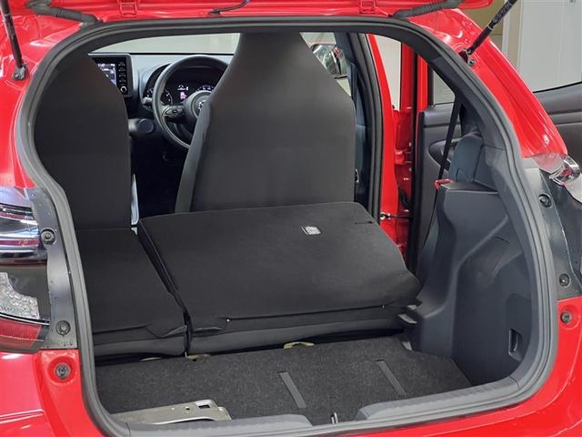 ヤリス Ｘ　衝突被害軽減ブレーキ　車線逸脱警報　デュアル＋サイドエアバッグ　横滑防止装置　先進ライト　キーレスエントリー　イモビライザー　ＡＢＳ　ディスプレイオーディオ　モケットシート　メディアプレイヤー接続（15枚目）