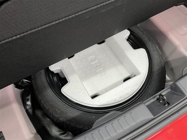 ヤリス Ｘ　衝突被害軽減ブレーキ　車線逸脱警報　デュアル＋サイドエアバッグ　横滑防止装置　先進ライト　キーレスエントリー　イモビライザー　ＡＢＳ　ディスプレイオーディオ　モケットシート　メディアプレイヤー接続（16枚目）