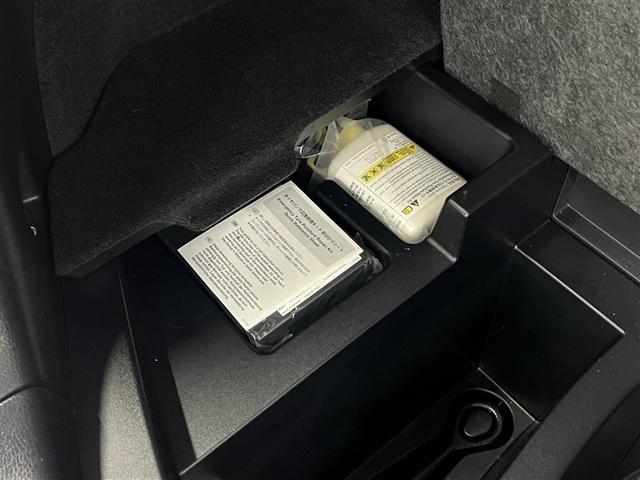 【パンク修理キット】スペアタイヤの代わりにパンク修理キットが備え付けられております