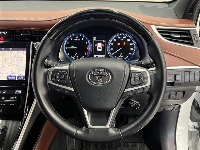 【ステアリングリモコン】ステアリング（ハンドル）から手を放すことなく各種スイッチで簡単に操作できます。