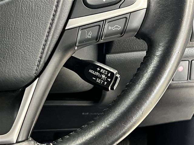 【クルーズコントロール】こちらを操作いただくことで、車は一定速度を維持したまま走行し続けます　ブレーキ操作やスイッチを切ることで通常走行に戻ります