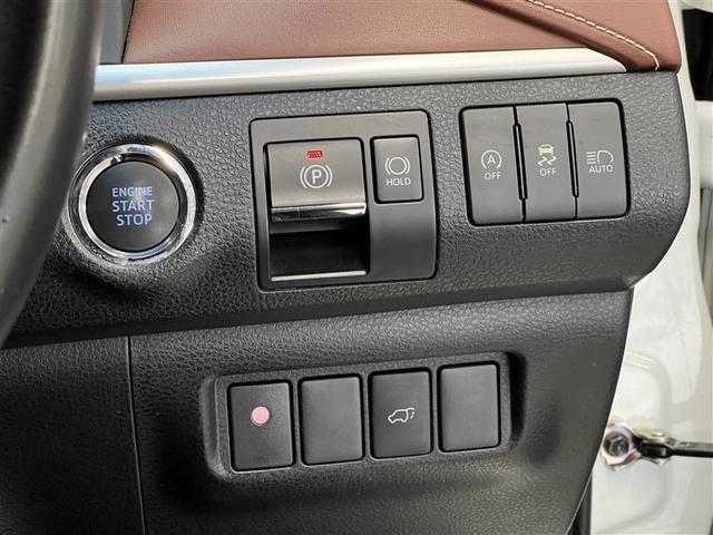 【電動パーキングブレーキ】条件を満たした場合に従来のパーキングボタンやレバーを引かなくてもパーキングに自動的に入り、発進状態の条件を満たした場合には自動でパーキングブレーキが解除されます