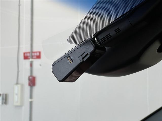 【ドライブレコーダー】最近では事故時の証拠などにも用いられようになったドライブレコーダーです　視界の邪魔にならないよう取付されております