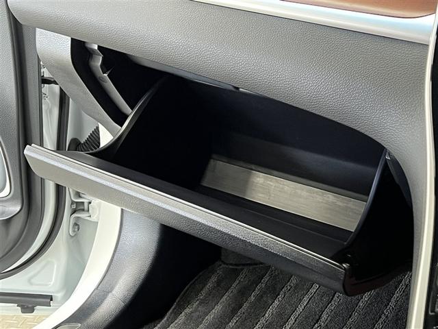 カップホルダーや小物入れなど色々な物を収納できます。