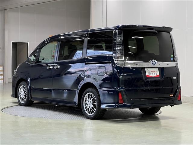 ヴォクシー ハイブリッドＺＳ　煌ＩＩＩ　ＥＴＣ　両側電動スライドドア　クルーズコントロール　純正アルミホイール　Ｔ－Ｃｏｎｎｅｃｔナビ　ドライブレコーダー　バックモニター　車線逸脱警報　ペダル踏み間違い急発進抑制装置　衝突被害軽減ブレーキ（3枚目）