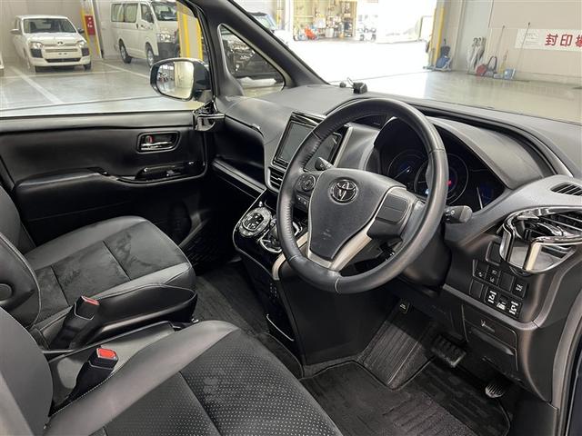 ヴォクシー ハイブリッドＺＳ　煌ＩＩＩ　ＥＴＣ　両側電動スライドドア　クルーズコントロール　純正アルミホイール　Ｔ－Ｃｏｎｎｅｃｔナビ　ドライブレコーダー　バックモニター　車線逸脱警報　ペダル踏み間違い急発進抑制装置　衝突被害軽減ブレーキ（10枚目）