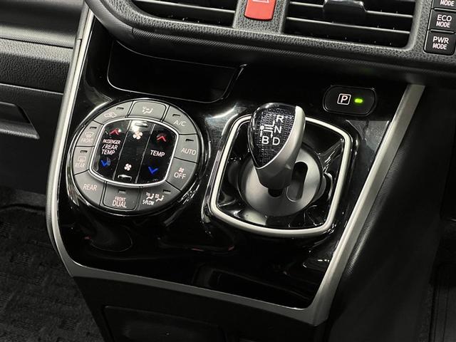 ヴォクシー ハイブリッドＺＳ　煌ＩＩＩ　ＥＴＣ　両側電動スライドドア　クルーズコントロール　純正アルミホイール　Ｔ－Ｃｏｎｎｅｃｔナビ　ドライブレコーダー　バックモニター　車線逸脱警報　ペダル踏み間違い急発進抑制装置　衝突被害軽減ブレーキ（26枚目）