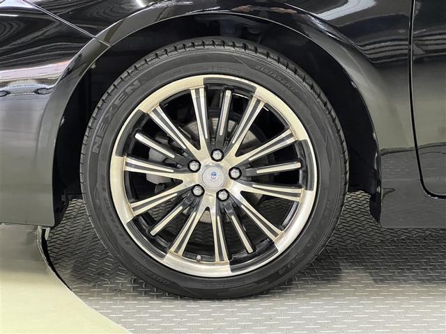 プリウス Ｓ　デュアル＋サイドエアバッグ　横滑防止装置　バックモニター　ＨＩＤヘッドランプ　カーナビ　フルセグＴＶ　イモビライザー　ＥＴＣ　純正アルミホイール　スマートキ－　ＣＤ・ＤＶＤ再生装置　リアスポイラー（7枚目）