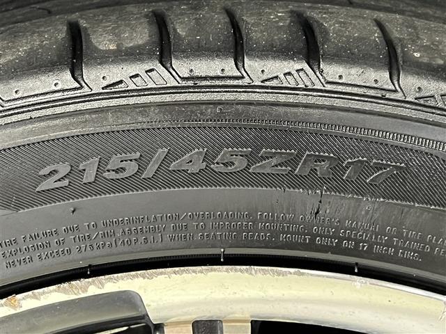 プリウス Ｓ　デュアル＋サイドエアバッグ　横滑防止装置　バックモニター　ＨＩＤヘッドランプ　カーナビ　フルセグＴＶ　イモビライザー　ＥＴＣ　純正アルミホイール　スマートキ－　ＣＤ・ＤＶＤ再生装置　リアスポイラー（8枚目）