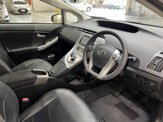 プリウス Ｓ　デュアル＋サイドエアバッグ　横滑防止装置　バックモニター　ＨＩＤヘッドランプ　カーナビ　フルセグＴＶ　イモビライザー　ＥＴＣ　純正アルミホイール　スマートキ－　ＣＤ・ＤＶＤ再生装置　リアスポイラー（9枚目）