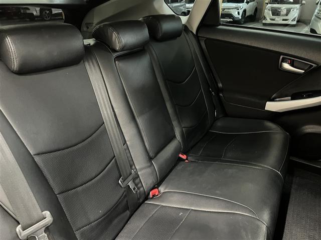 プリウス Ｓ　デュアル＋サイドエアバッグ　横滑防止装置　バックモニター　ＨＩＤヘッドランプ　カーナビ　フルセグＴＶ　イモビライザー　ＥＴＣ　純正アルミホイール　スマートキ－　ＣＤ・ＤＶＤ再生装置　リアスポイラー（12枚目）