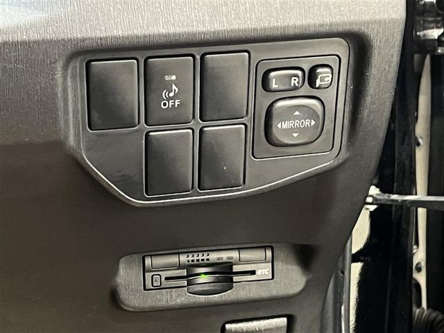 プリウス Ｓ　デュアル＋サイドエアバッグ　横滑防止装置　バックモニター　ＨＩＤヘッドランプ　カーナビ　フルセグＴＶ　イモビライザー　ＥＴＣ　純正アルミホイール　スマートキ－　ＣＤ・ＤＶＤ再生装置　リアスポイラー（16枚目）