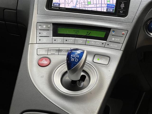 プリウス Ｓ　デュアル＋サイドエアバッグ　横滑防止装置　バックモニター　ＨＩＤヘッドランプ　カーナビ　フルセグＴＶ　イモビライザー　ＥＴＣ　純正アルミホイール　スマートキ－　ＣＤ・ＤＶＤ再生装置　リアスポイラー（21枚目）