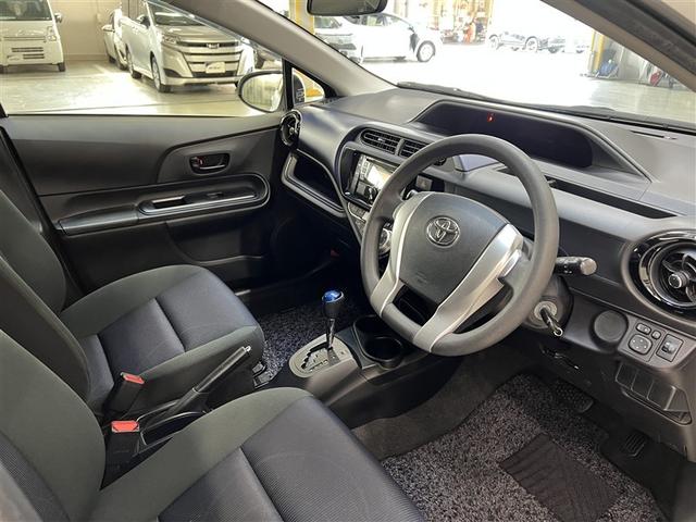 アクア S デュアルエアバッグ 横滑防止装置 キーレスエントリー イモビライザー メディアプレイヤー接続 CD再生装置 リアスポイラー ETC ABS ワンオーナー モケットシート フロントエアコン(9枚目)