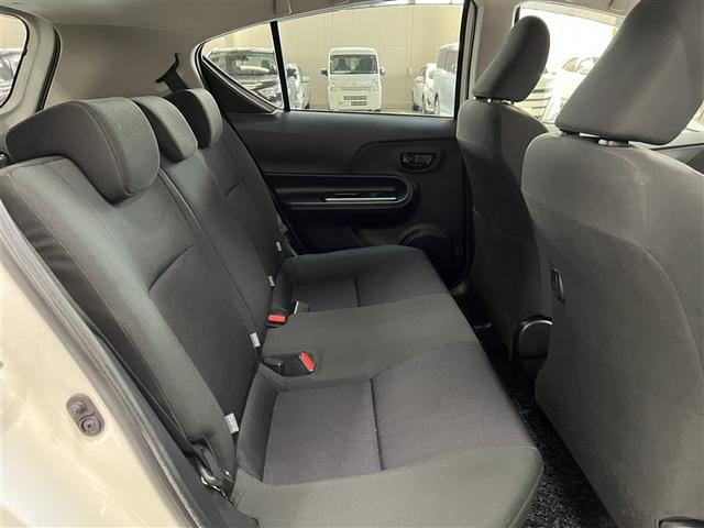 アクア S デュアルエアバッグ 横滑防止装置 キーレスエントリー イモビライザー メディアプレイヤー接続 CD再生装置 リアスポイラー ETC ABS ワンオーナー モケットシート フロントエアコン(13枚目)