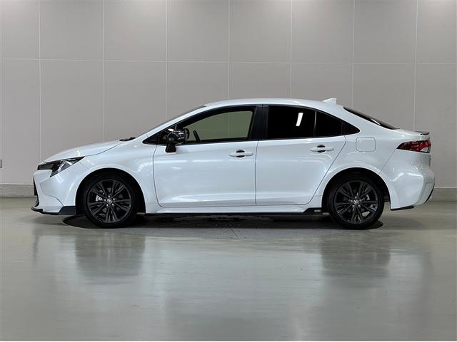 カローラ ハイブリッド　ダブルバイビー　ＬＥＤヘッドランプ　バックモニター　ブラインドスポットモニター　ドライブレコーダー　メディアプレイヤー接続　フルエアロ　純正アルミ　スマートキ－　イモビライザー　クルーズコントロール　ＥＴＣ（2枚目）