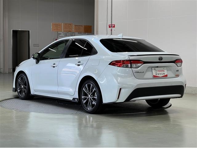 カローラ ハイブリッド　ダブルバイビー　ＬＥＤヘッドランプ　バックモニター　ブラインドスポットモニター　ドライブレコーダー　メディアプレイヤー接続　フルエアロ　純正アルミ　スマートキ－　イモビライザー　クルーズコントロール　ＥＴＣ（3枚目）