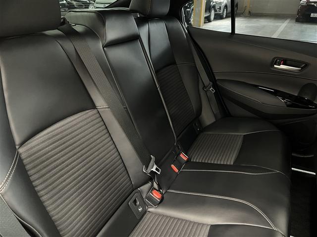 カローラ ハイブリッド　ダブルバイビー　ＬＥＤヘッドランプ　バックモニター　ブラインドスポットモニター　ドライブレコーダー　メディアプレイヤー接続　フルエアロ　純正アルミ　スマートキ－　イモビライザー　クルーズコントロール　ＥＴＣ（13枚目）