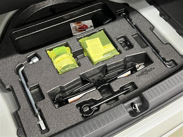 カローラ ハイブリッド　ダブルバイビー　ＬＥＤヘッドランプ　バックモニター　ブラインドスポットモニター　ドライブレコーダー　メディアプレイヤー接続　フルエアロ　純正アルミ　スマートキ－　イモビライザー　クルーズコントロール　ＥＴＣ（16枚目）