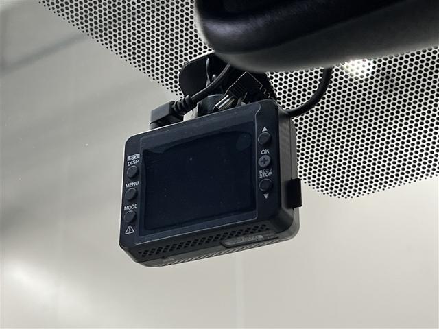 エスクァイア ハイブリッドＧｉプレミアムパッケジブラックテーラード　ＬＥＤヘッドランプ　バックモニター　ドライブレコーダー　Ｔ－Ｃｏｎｎｅｃｔナビ　フルセグ　ＤＶＤ再生装置　ＣＤ再生装置　メディアプレイヤー接続　後席モニター　３列シート　純正アルミ　フルフラット（21枚目）