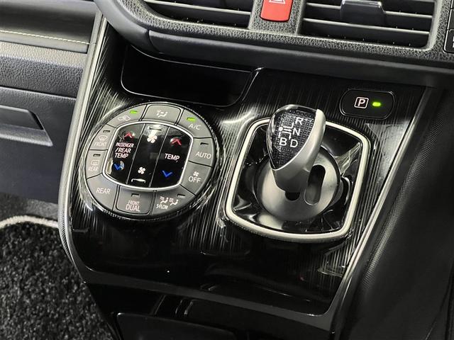 エスクァイア ハイブリッドＧｉプレミアムパッケジブラックテーラード　ＬＥＤヘッドランプ　バックモニター　ドライブレコーダー　Ｔ－Ｃｏｎｎｅｃｔナビ　フルセグ　ＤＶＤ再生装置　ＣＤ再生装置　メディアプレイヤー接続　後席モニター　３列シート　純正アルミ　フルフラット（25枚目）
