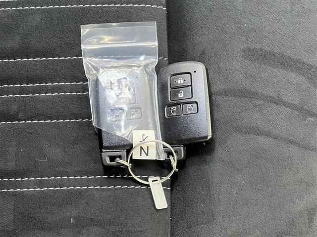 エスクァイア ハイブリッドＧｉプレミアムパッケジブラックテーラード　ＬＥＤヘッドランプ　バックモニター　ドライブレコーダー　Ｔ－Ｃｏｎｎｅｃｔナビ　フルセグ　ＤＶＤ再生装置　ＣＤ再生装置　メディアプレイヤー接続　後席モニター　３列シート　純正アルミ　フルフラット（30枚目）
