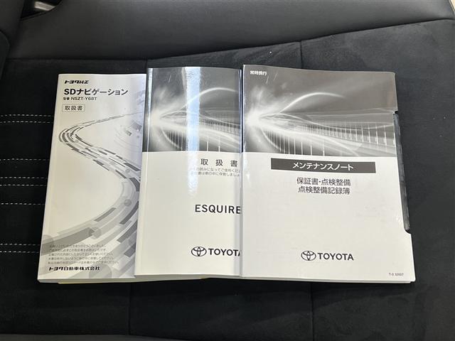 エスクァイア ハイブリッドＧｉプレミアムパッケジブラックテーラード　ＬＥＤヘッドランプ　バックモニター　ドライブレコーダー　Ｔ－Ｃｏｎｎｅｃｔナビ　フルセグ　ＤＶＤ再生装置　ＣＤ再生装置　メディアプレイヤー接続　後席モニター　３列シート　純正アルミ　フルフラット（31枚目）