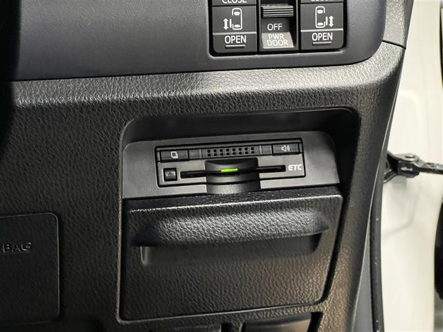 ノア ハイブリッドＸ　ディライトプラス　ＬＥＤヘッドランプ　バックモニター　フルセグ　ＤＶＤ再生装置　ＣＤ再生装置　純正アルミ　３列シート　フルフラット　スマートキ－　イモビライザー　両側電動スライドドア　ＥＴＣ　ワンオーナー（18枚目）