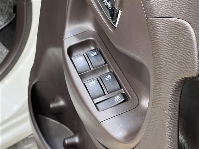 【パワーウィンドウ集中スイッチ】運転席のパワーウィンドスイッチ位置には運転以外の窓の開閉・ロック機能も付いています