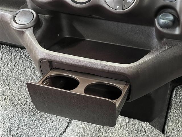 カップホルダーや小物入れなど色々な物を収納できます。