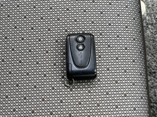 【スマートキー】ドアの開閉時鍵を探さなくても簡単にドアの開閉することが出来ます、また、エンジン始動も車内にスマートキーがあれば簡単に始動することが出来ます