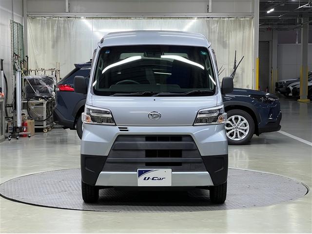 ハイゼットカーゴ ＤＸ　ＳＡＩＩＩ　ＬＥＤヘッドランプ　キーレスエントリー　衝突被害軽減ブレーキ　ペダル踏み間違い急発進抑制装置　車線逸脱警報　先進ライト　デュアルエアバッグ　ＡＢＳ　横滑防止装置　アイドリングストップ（4枚目）