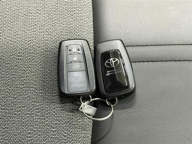 【スマートキー】ドアの開閉時鍵を探さなくても簡単にドアの開閉することが出来ます、また、エンジン始動も車内にスマートキーがあれば簡単に始動することが出来ます