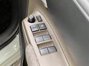 【パワーウィンドウ集中スイッチ】運転席のパワーウィンドスイッチ位置には運転以外の窓の開閉・ロック機能も付いています