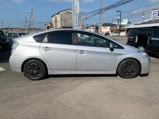 プリウス Ｇ　プリクラッシュセーフティ　レーダークルーズ　パーキングアシスト　ビルトインＥＴＣ　前後ドライブレコーダー　踏み間違い加速抑制システム　スマートキー　メーカーＨＤＤナビ　ＣＤ　ＤＶＤビデオ　バックカメラ（7枚目）